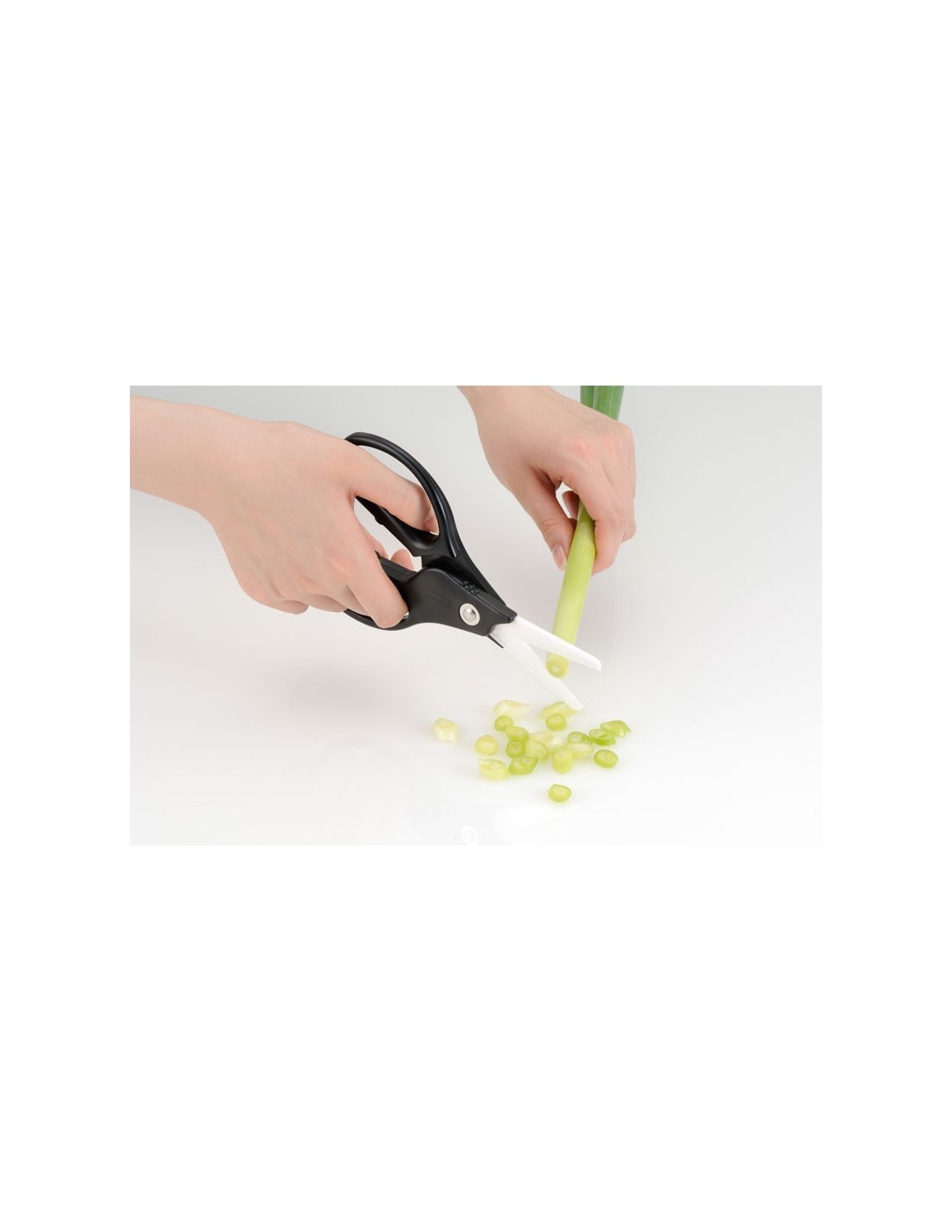 KYOCERA > Ceramic scissors are rust-proof, lightweight, non